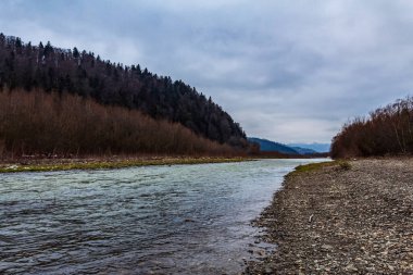 Nehir ve gölü olan güzel bir manzara.
