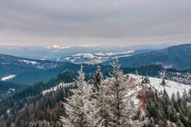 Dağların zirvesinden kış manzarası