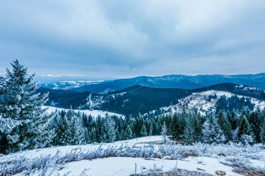 Güzel kış Dağları kar ile