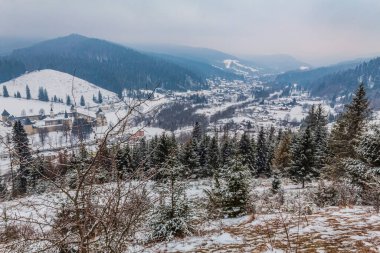 Kışın Svaneti 'nin dağ köyü