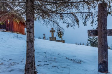 Kışın dağlarda çapraz