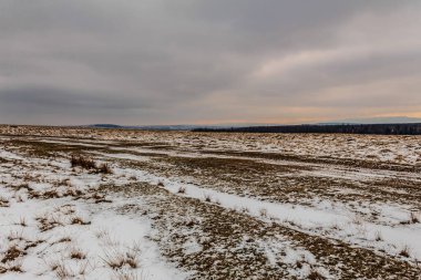 Kar- kaplanmış yol ve bir kış günü tarla.