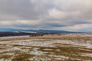 Arkasında bir dağ olan güzel bir manzara.