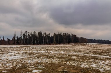 Dağlarda kış manzarası