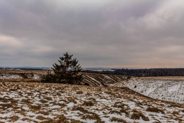Güzel manzara. İlkbaharda tepelerdeki köy.