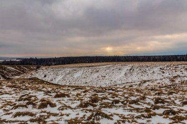 Kış manzarası karla kaplı tepeler