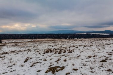 Kışın karlı dağlarla muhteşem bir manzara..