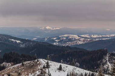 Arkasında dağlar olan güzel kış manzarası