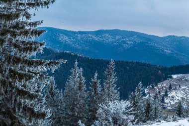Dağlarda kış manzarası