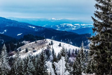 Dağlarda kış manzarası