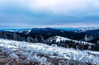 Dağlarda kış manzarası