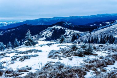 Karla kaplı dağlarla kaplı kış manzarası