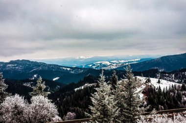 Dağlardaki güzel kış manzarası