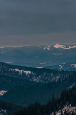 Dağlarda kış manzarası