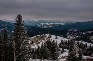 Karpatlar ve Romanya 'daki karlı dağların güzel manzarası