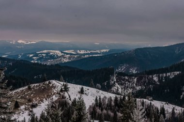Dağın zirvesinden kış manzarası