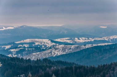 Karpat Dağları 'ndaki güzel kış manzarası. Dağlar karla kaplı,.