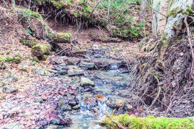 Nehirde güzel bir şelale, doğa arka planı