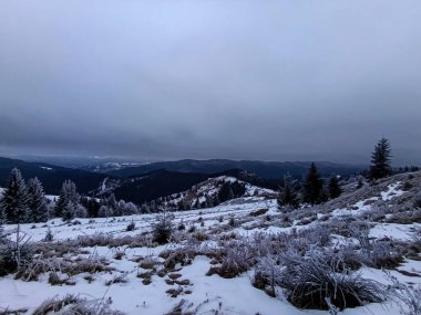 Dağlarda kış manzarası