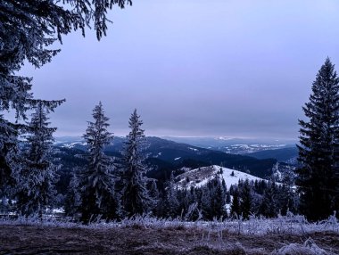 Dağlarda kış manzarası