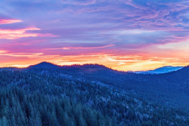Renkli günbatımında dağların güzel bir görüntüsü.