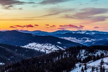 Güzel kış günbatımı Karla kaplı dağ
