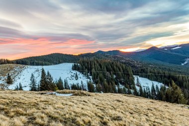 Karpat dağlarında gün batımı.