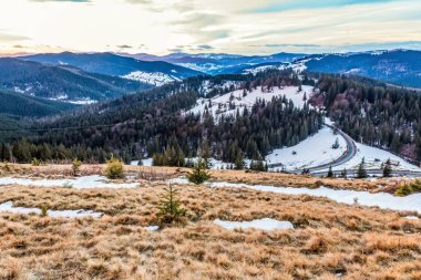 Kışın dağların güzel manzarası