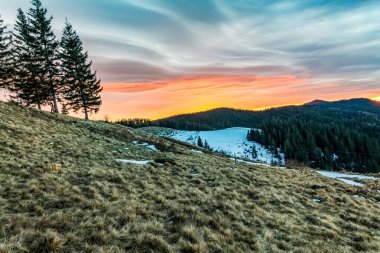 Dağlarda güzel bir gün batımı