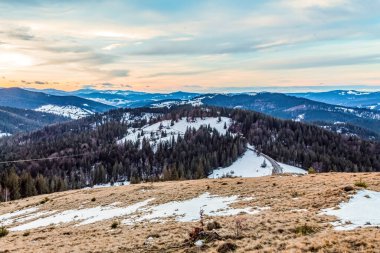 Karpat Dağları'nın güzel kış manzarası.