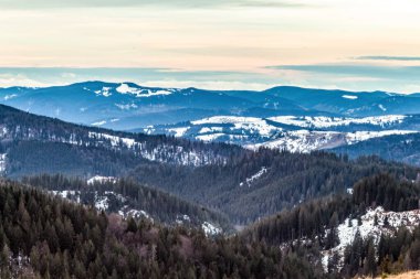 Sabahları dağlarda kış manzarası.