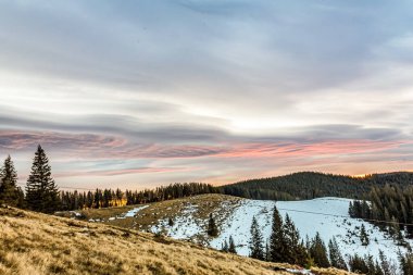 Kışın tepede gün batımı