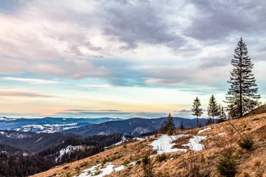 dağlarda kış günbatımı