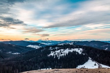 Dağın tepesinden harika bir gün batımı manzarası.