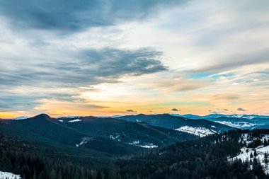 Günbatımında Karpat Dağları 'nın kış manzarası