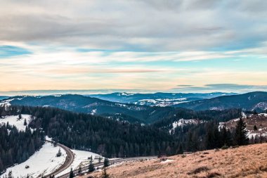Ukrayna Karpatlarının güzel kış manzarası