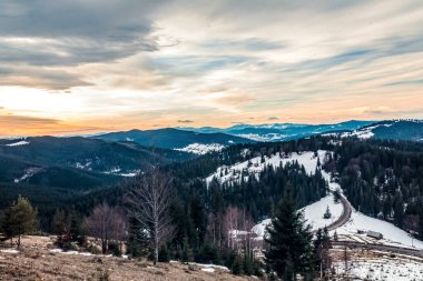 Dağlarda güzel bir gün batımı