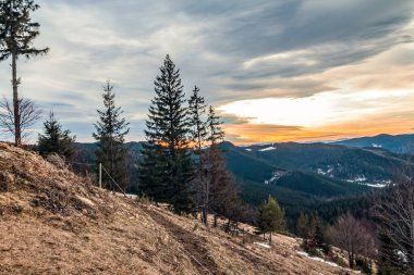 Dağlarda güzel bir gün batımı
