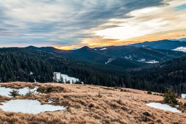 Dağlarda güzel gün batımı