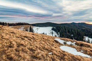 Bir dağ sırasının üzerinde gün batımı