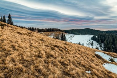 Akşam üzeri karla kaplı bir dağda güzel bir manzara.
