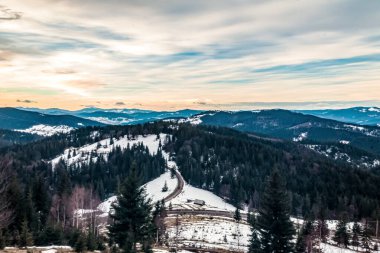 Dağlarda kış manzarası