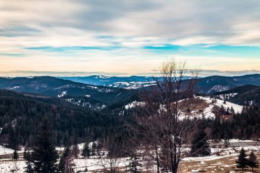 Dağları ve mavi gökyüzü olan güzel bir manzara.