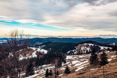 Karla kaplı dağlarla kaplı kış manzarası