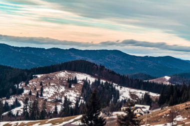 Dağlı kış manzarası