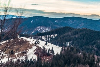 Dağ manzarası üzerinde kış gün batımı