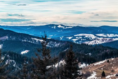 Ağaçlı ve bulutlu güzel dağ manzarası