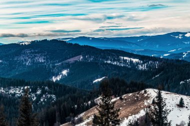 Güneşli bir günde kış dağları. Karpat Dağları, Romanya.