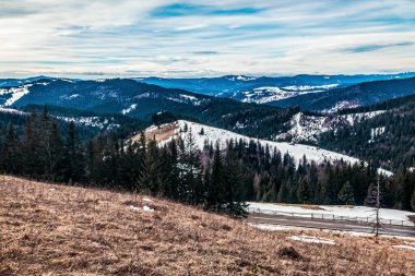 Dağları ve mavi gökyüzü olan güzel bir manzara.