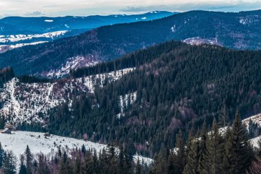 Dağlardaki güzel kış manzarası